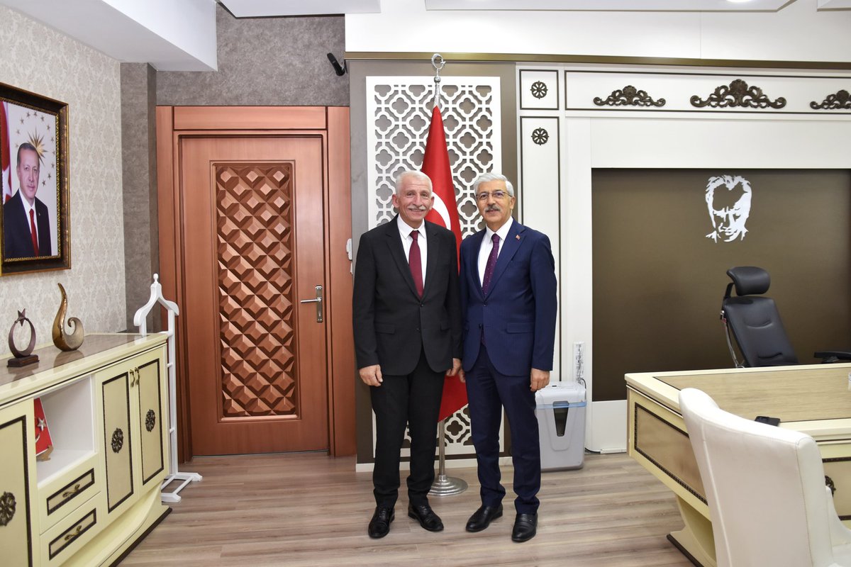 Malatya POMEM Müdürü Sn.Murat ASLAN, Şehit ailemiz Sn.Nurettin ALTUNÖRS ile eşi Sn.Deniz ALTUNÖRS ve Yeşilyurt  Belediyesi Meclis Üyesi Sn. Halil DURAK;
İl Emniyet Müdürümüz Sn.Arif ÇANKAL'a veda ziyaretinde bulundu.🤝