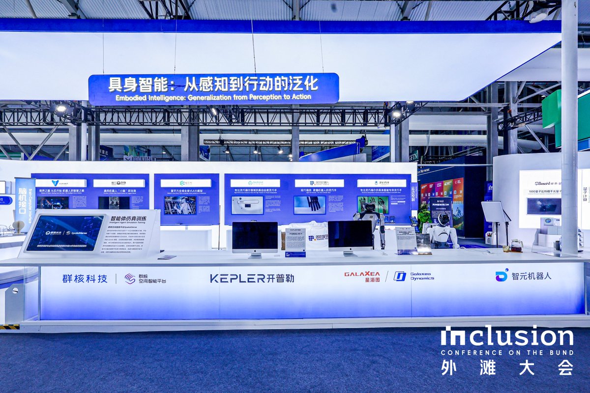GalaxeaDynamics's tweet photo. 2025 Inclusion Conference on the Bund has successfully concluded! ✨

At the exhibition, our open-source model G0 and robotics products attracted significant attention.

The robot R1 Pro demonstrated zero-latency VR teleoperation and warmly interacted with the audience.🌟 https://t.co/7bE1j7S5Ro