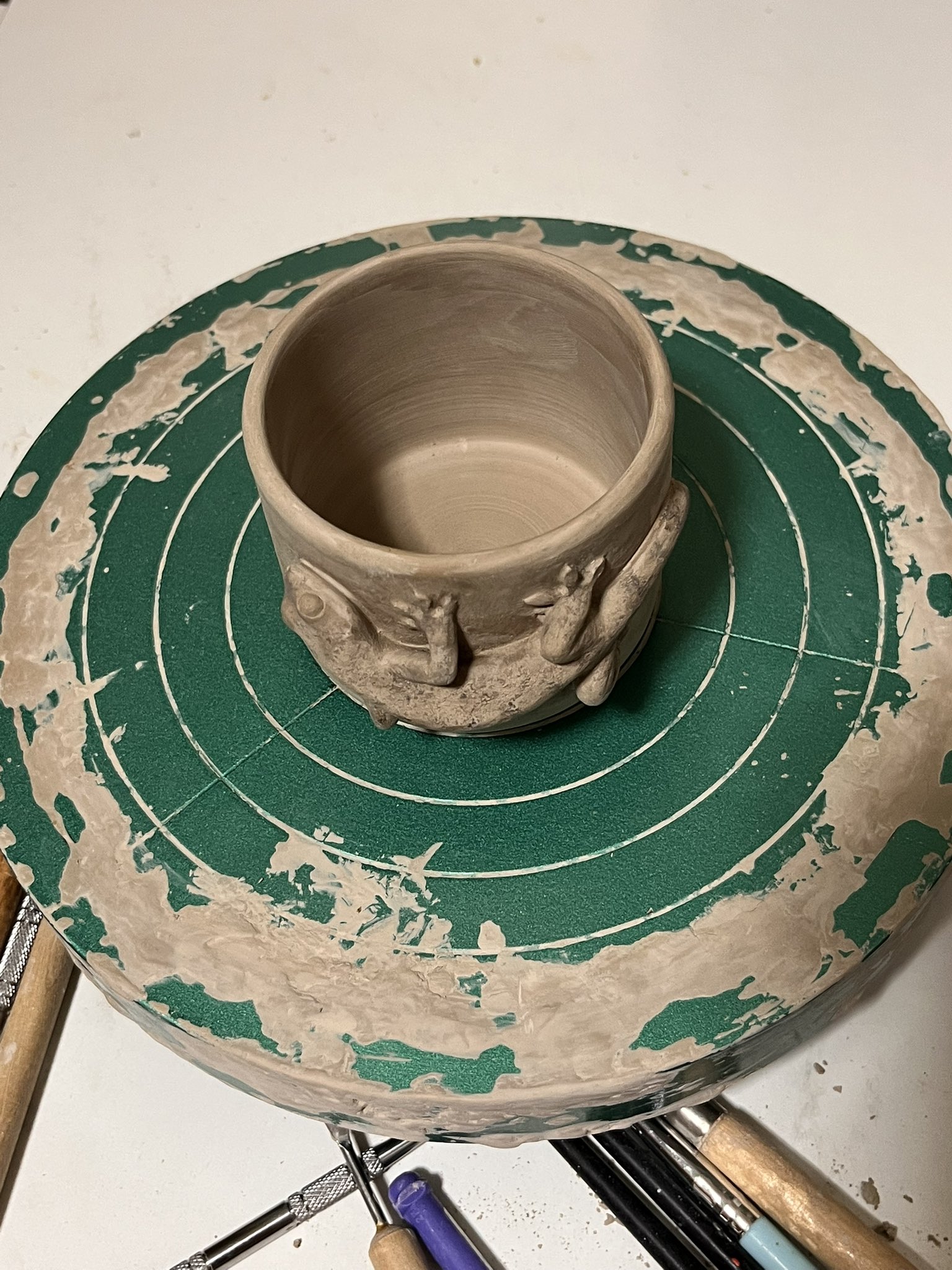 蔵から謎の図柄と謎の文字が描かれたぐい呑み？が出てきました。茶道具？ 蔵から謎の図柄と謎の文字が描かれたぐい呑み？が出