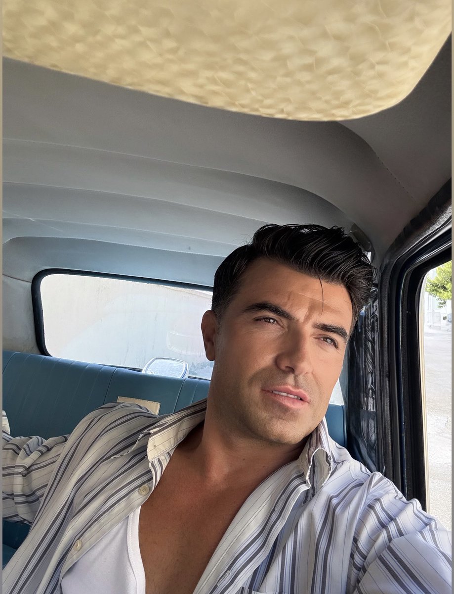 EmiliosRaftis's tweet photo. Στιγμές που κουβαλούν μια άλλη εποχή.
Ο Τόλης, στον Άγιο Έρωτα.
Κάθε ρόλος είναι ένα ταξίδι, κι ο φακός αποτυπώνει εκείνες τις σιωπές και τα βλέμματα που κρύβουν μια ολόκληρη ιστορία.
#agioserotas #tolis #newseason #greekactor #actorlife #behindthescenes #onset @alphatvgreece https://t.co/rulJhKnHHV