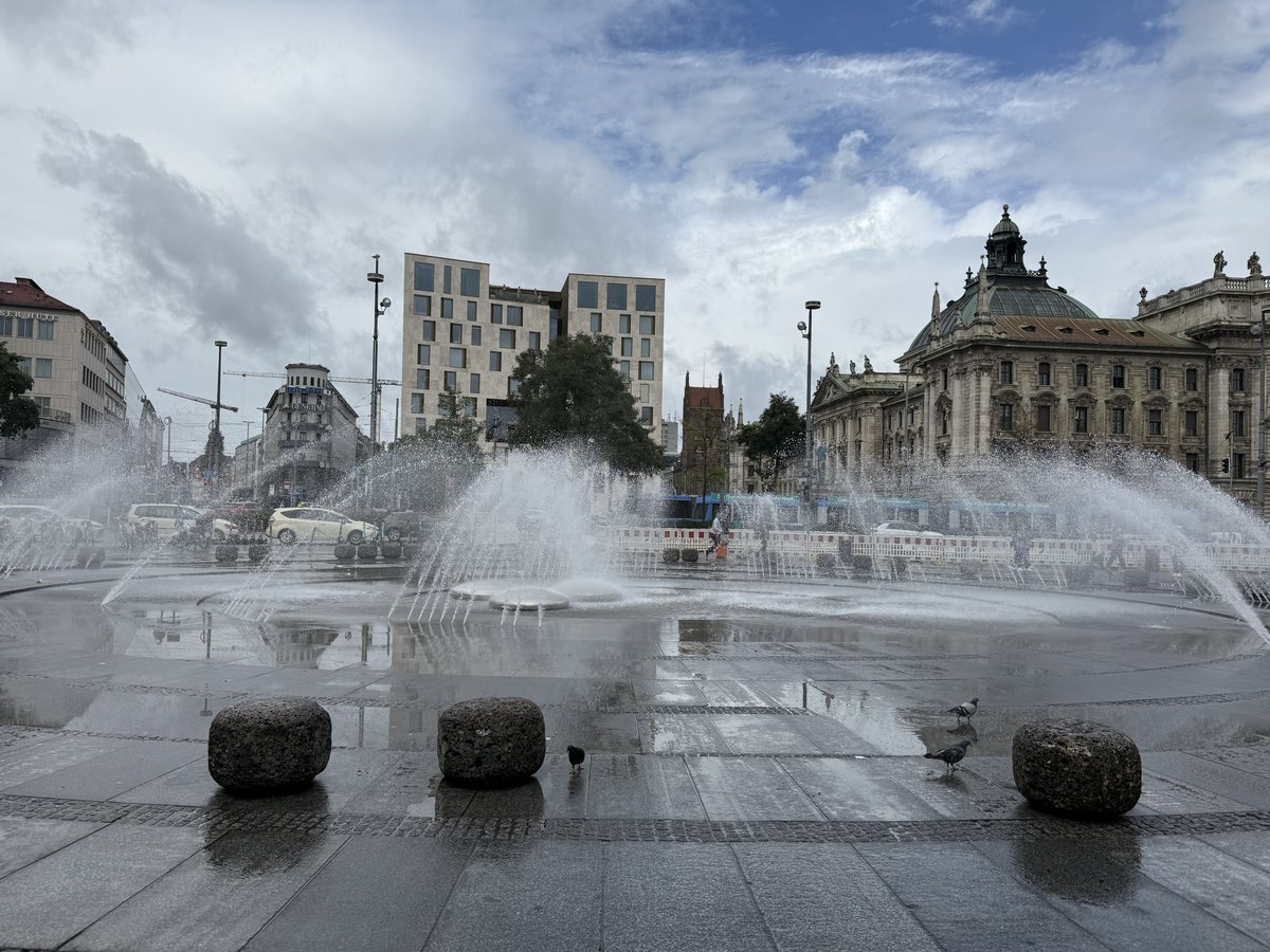 BadToxic's tweet photo. Short stop in #Munich while going to authorities nearby.
#Karlsplatz #fountain #Springbrunnen #Asian #AsianRestaurant #noodles #beautifulGirl #badWeather #München #Germany https://t.co/wIm1572g2O