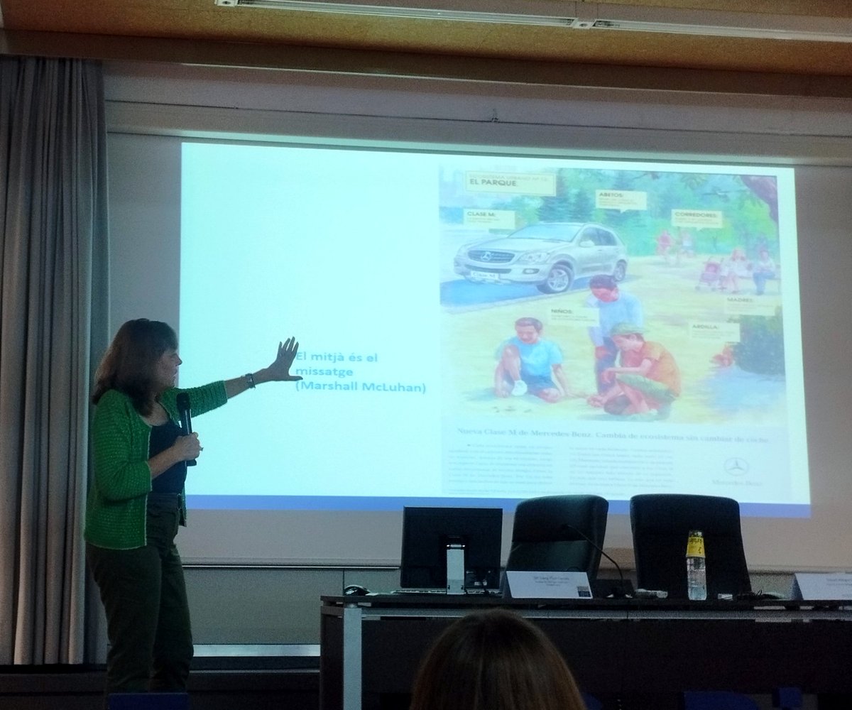 Magnífica xarrada de <a href="/mariajpico/">Maria Josep Picó</a> a la Setmana de Benviguda del <a href="/BiologiquesUV/">Facultat Biològiques-UV.ES</a>.
No es podem quedar darrere del mòbil, tenim molt a dir perquè si no, altres ho faran per nosaltres.
Som mitjà i som missatge!
#FakeNews