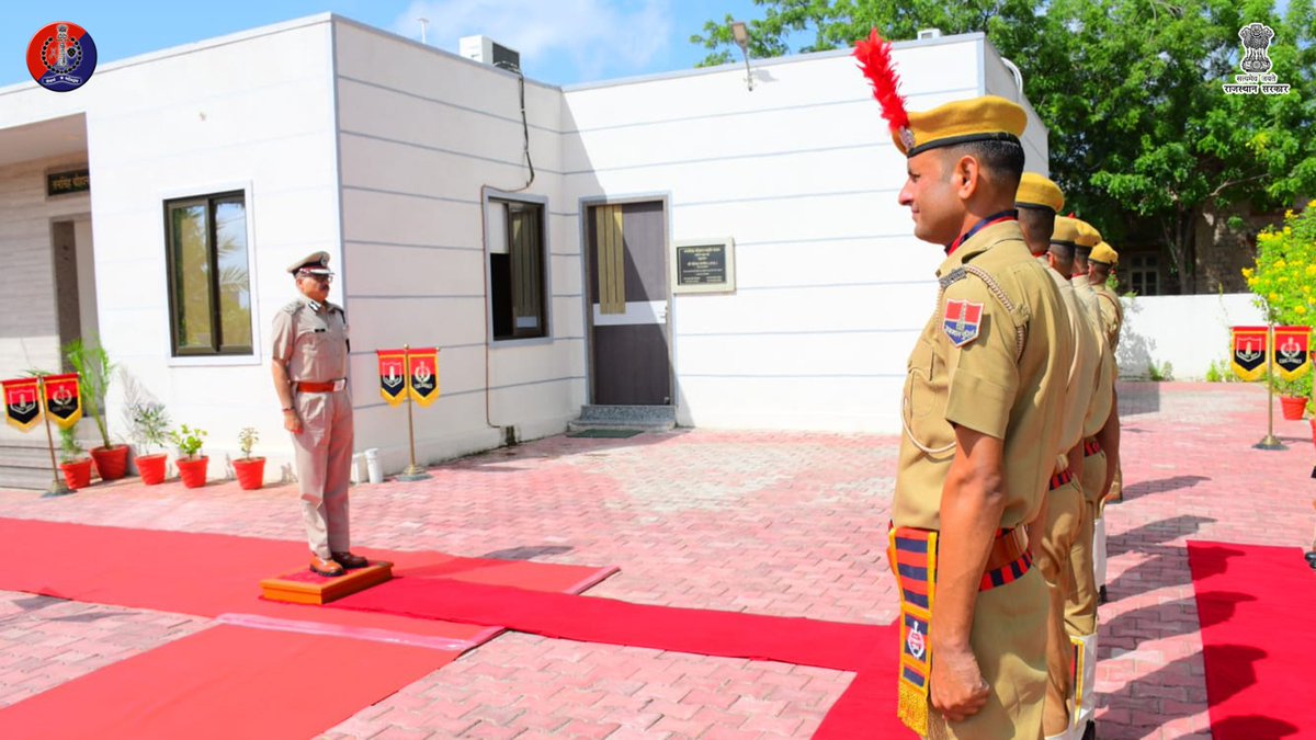 जोधपुर संभाग के दौरे पर श्री राजीव कुमार शर्मा, महानिदेशक पुलिस, राजस्थान।  

राज्य में कानून-व्यवस्था को और सुदृढ़ बनाने की दिशा में बड़ा कदम।

बाड़मेर में गार्ड ऑफ ऑनर देकर किया स्वागत।

जोधपुर संभाग के अपराधों की समीक्षा बैठक के साथ ही संगठित अपराध व साइबर क्राइम पर की चर्चा।
