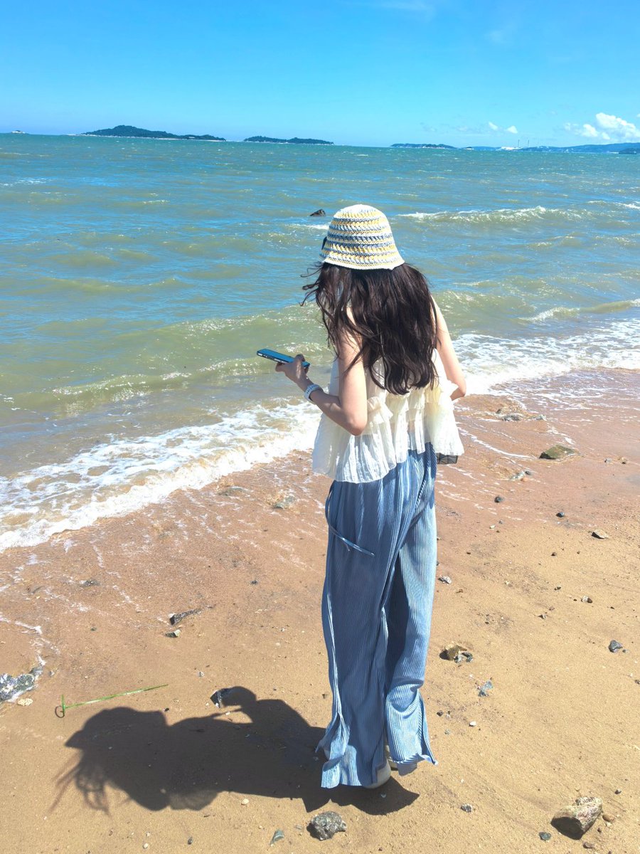 Aria3045's tweet photo. 🌊🏝 Let the waves calm your mind, the sand soothe your feet, and the endless horizon melt away your stress. Pure beach bliss. https://t.co/9NBXwNVqC7