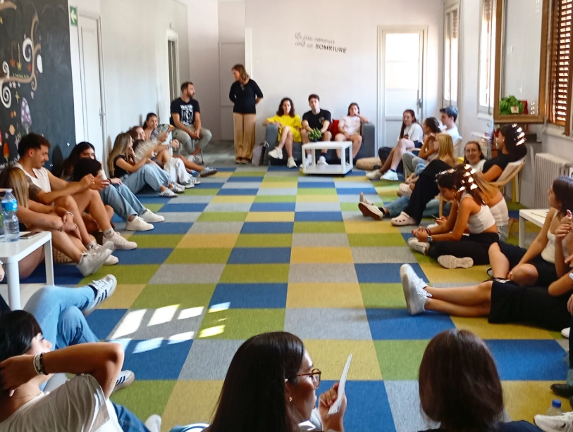 Quan el curs comença, tot es mou… fins i tot la directora! 🚀  Visita de la Yolanda Sola al cicle d'Integració social que impartim a Manresa.
Quan diem que som una escola propera, com una gran família i que aquí els estudiants no són un número, ho diem de veritat! 😍
#FP #FPdual