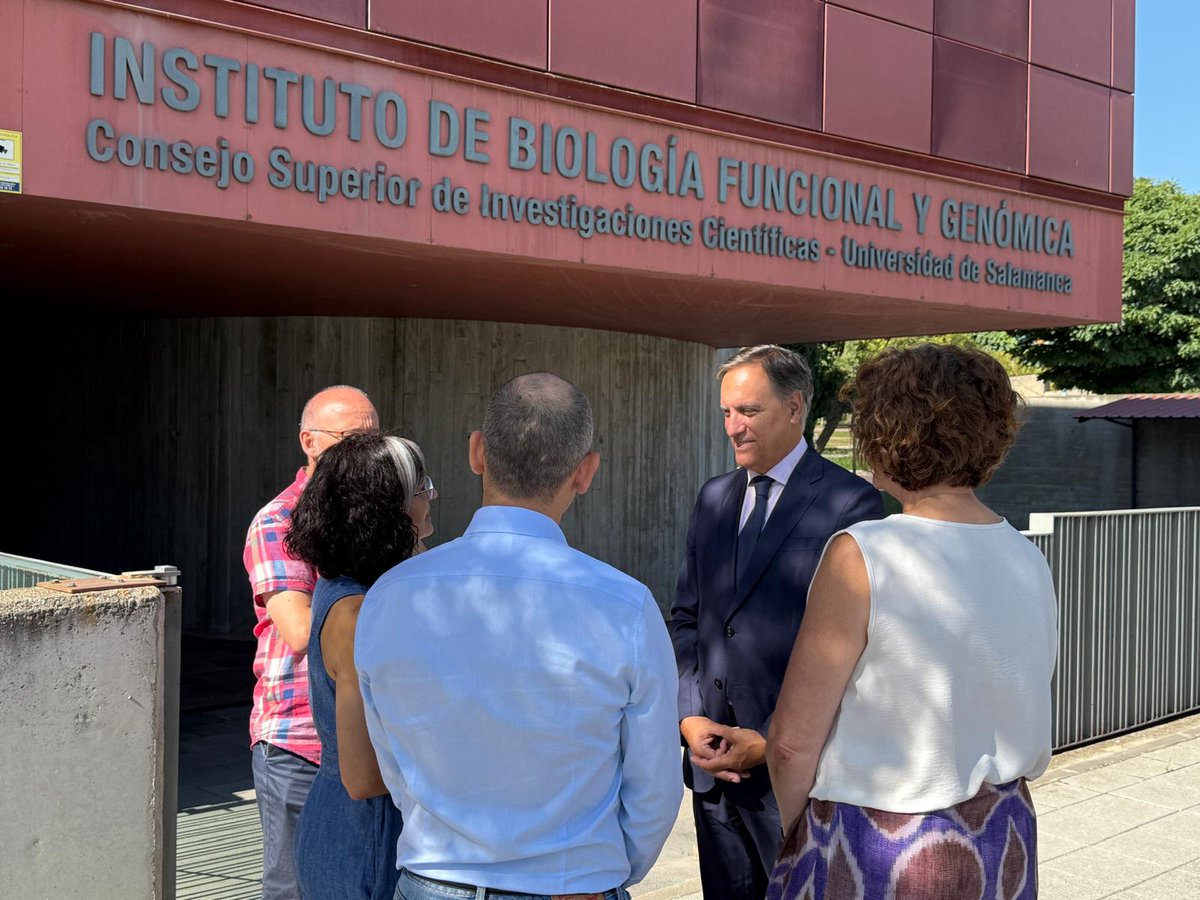 aytoSalamanca's tweet photo. El alcalde de Salamanca, @CGCarbayo, destaca en su visita al Instituto de Biología Funcional y Genómica el “momento dulce” que están viviendo la ciencia, la investigación y la tecnología en #Salamanca.

https://t.co/lvz30spHD8 https://t.co/36ndf5MR1i