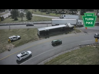 KYWRadioTraffic's tweet image. Northeast Extension both ways at the off-ramp to #LehighValley Interchange an overturned tractor trailer in the grass median 
@StevieLReese 
@PATurnpikeAlert 
@KYWNewsradio