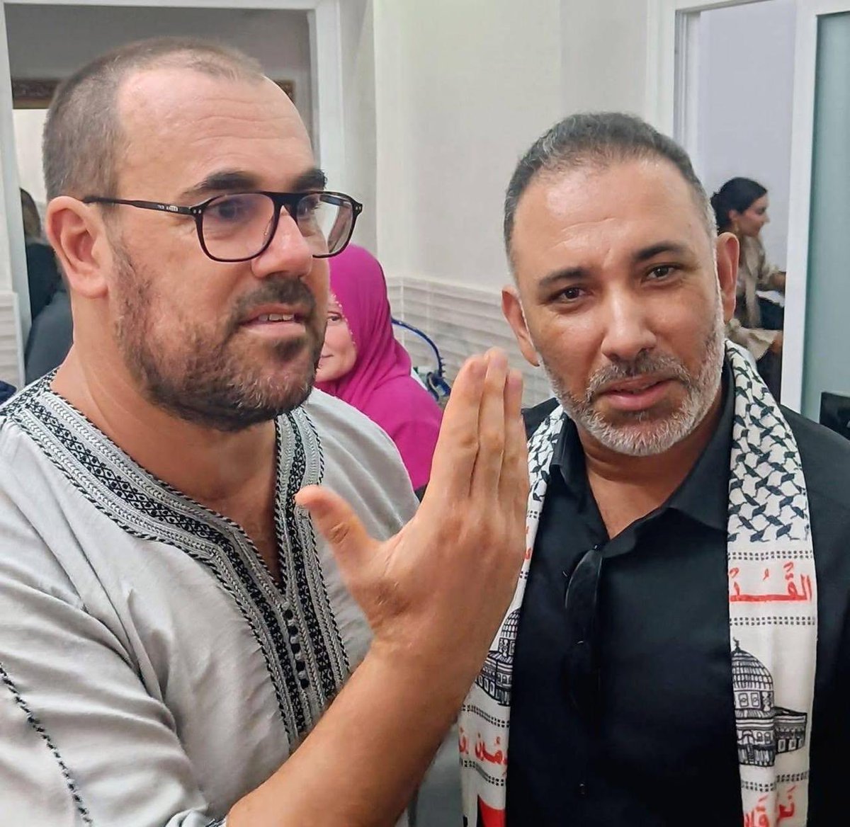 وفد عن الفضاء المغربي لحقوق الإنسان يتقدمه الدكتور فؤاد هراجة والمحامي محمد الصروخ يقدم العزاء لناصر الزفزافي ولباقي أفراد الأسرة في وفاة والدهم أحمد الزفزافي اليوم الخميس 4 شثنبر 2025