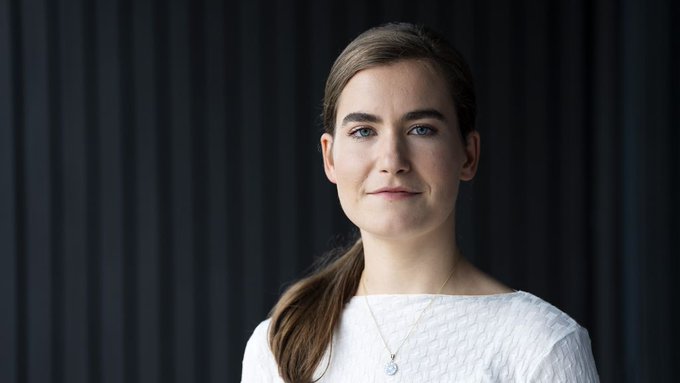 Laten we het beestje bij de naam noemen. 

Lidewij de Vos is gewoon de ‘Alice Weidel van Nederland’ 

En dat is natuurlijk niet in positieve zin. U kent Alice Weidel wel: de leider van de Duitse nazi-partij AfD. 

Alice Weidel die de democratie wil afschaffen, niet vies is van