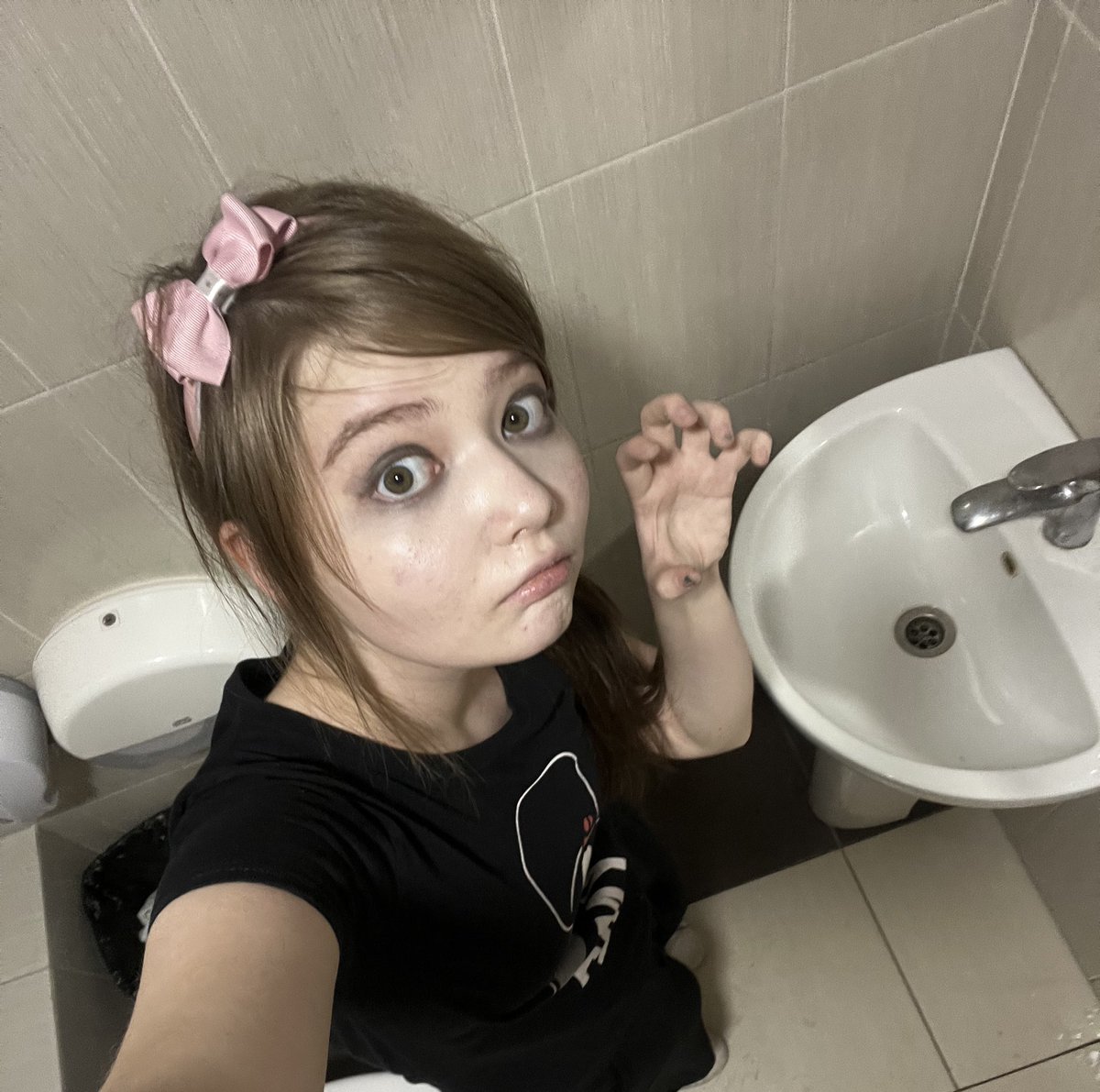 .⋆♱ !! my intro  !! ♱
- Adele {¬ºཀ°}¬  she/they
- 6teen
- i like everything and i draw sometimes - i like new friends talk 2 me plzplz &amp; BMF!!!
♡ / ↺ 2 b moots!! #promotwt #dnptwt #emotwt #ptvtwt #mcrtwt #friendtwt