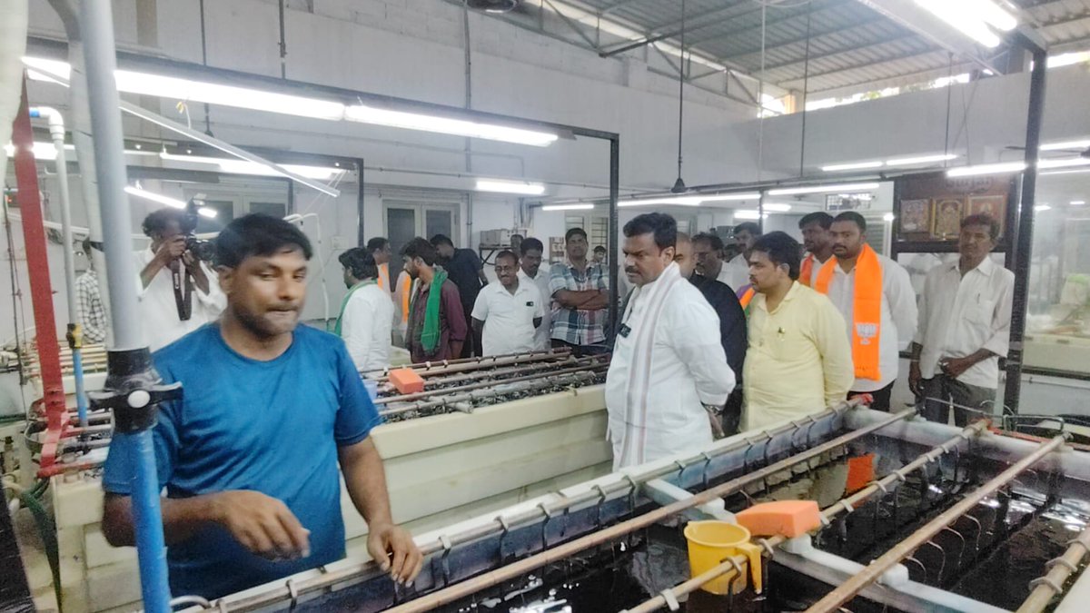 BJP4Andhra's tweet image. మచిలీపట్నం గోల్డ్ వర్క్ షాప్‌ను సందర్శించి కళాకారుల కృషిని తెలుసుకున్న బిజెపి రాష్ట్రాధ్యక్షులు శ్రీ @MadhavBJP  గారు తరువాత జ్యువెలరీ పార్క్ ప్రతినిధులతో సమావేశమై పరిశ్రమ అభివృద్ధి అవకాశాలను చర్చించారు.
#Saradhyam #Machilipatnam #GoldWork #ViksitAndhraPradesh