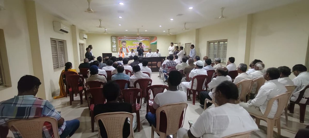BJP4Andhra's tweet image. మచిలీపట్నం గోల్డ్ వర్క్ షాప్‌ను సందర్శించి కళాకారుల కృషిని తెలుసుకున్న బిజెపి రాష్ట్రాధ్యక్షులు శ్రీ @MadhavBJP  గారు తరువాత జ్యువెలరీ పార్క్ ప్రతినిధులతో సమావేశమై పరిశ్రమ అభివృద్ధి అవకాశాలను చర్చించారు.
#Saradhyam #Machilipatnam #GoldWork #ViksitAndhraPradesh