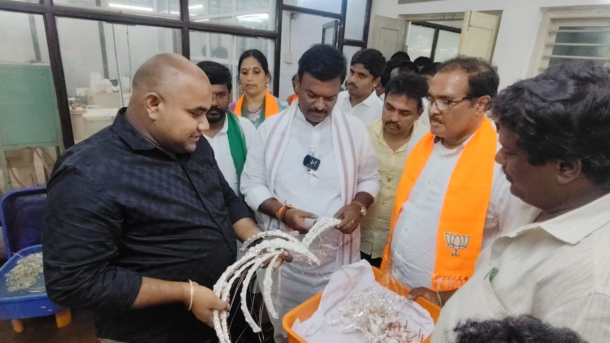 BJP4Andhra's tweet image. మచిలీపట్నం గోల్డ్ వర్క్ షాప్‌ను సందర్శించి కళాకారుల కృషిని తెలుసుకున్న బిజెపి రాష్ట్రాధ్యక్షులు శ్రీ @MadhavBJP  గారు తరువాత జ్యువెలరీ పార్క్ ప్రతినిధులతో సమావేశమై పరిశ్రమ అభివృద్ధి అవకాశాలను చర్చించారు.
#Saradhyam #Machilipatnam #GoldWork #ViksitAndhraPradesh