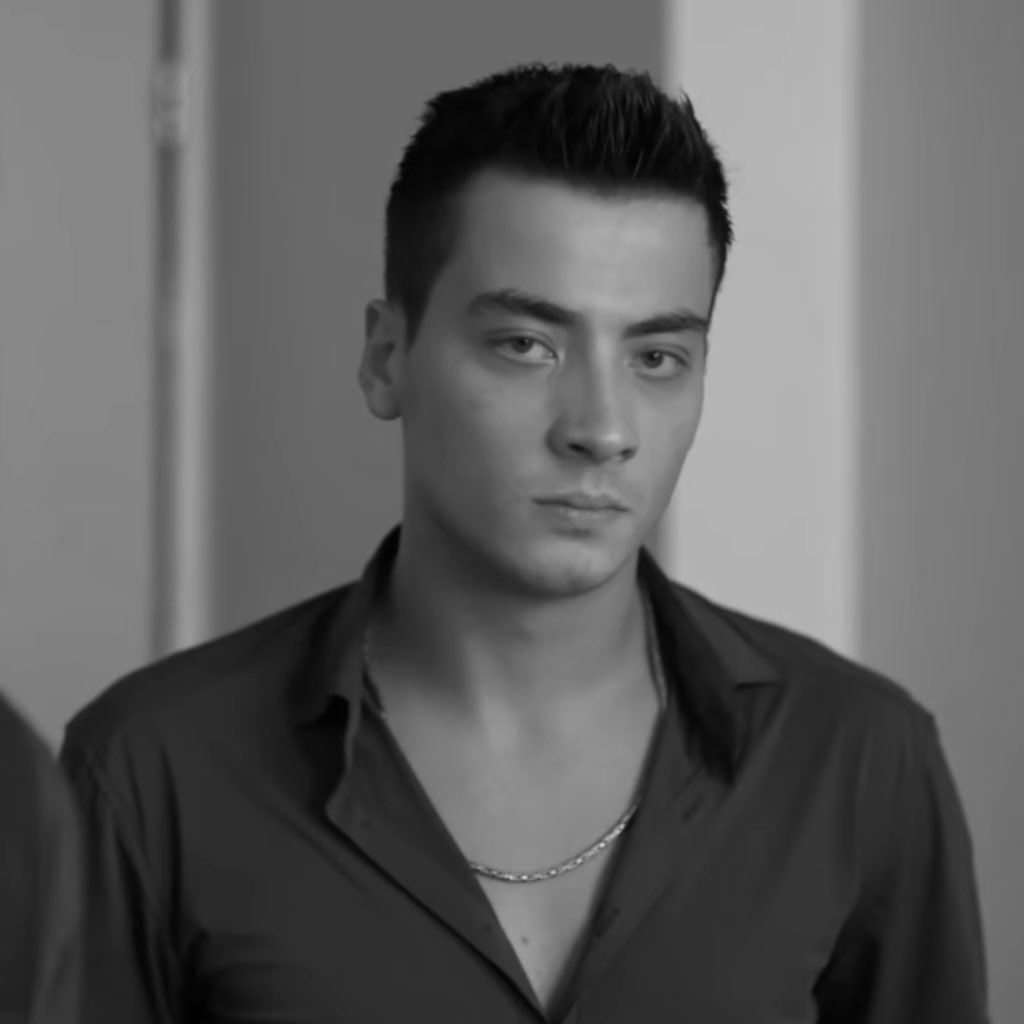 simdi senden vaz mi gecmeli
masal olup yola devam mı etmeli