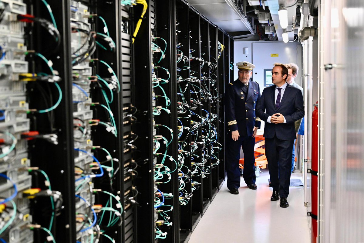 SebLecornu's tweet photo. La France dispose maintenant du plus grand supercalculateur classifié d'Europe, troisième plus grand au monde.

Déconnecté d'internet, mis en oeuvre par des personnels français habilités : pour développer souverainement des solutions d'IA entraînées sur nos données classifiées.

La maîtrise de l’IA militaire sera demain l'un des marqueurs majeurs de qui est, ou non, une grande puissance.

Comme l'atome en son temps, c'est en prenant des risques, en faisant preuve de volonté, d'audace et d'endurance que nous pourrons rester en pointe.

C’est aussi le sens de la réforme de l’ensemble du numérique du ministère des Armées, en unifiant tous ses acteurs en une entité unique : le Commissariat au numérique de défense.