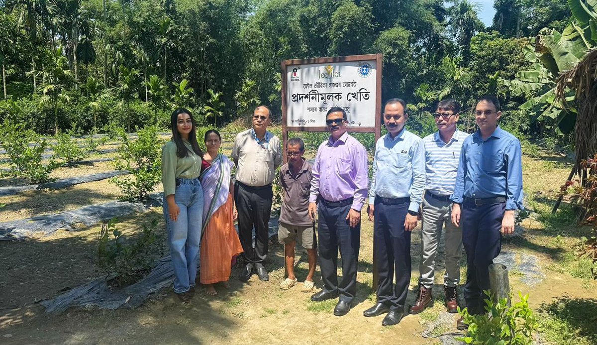 OilIndiaLimited's tweet image. Dr Ankur Baruah, Director (HR), OIL, visited #farming clusters under CSR Projects OIL Jeevika &amp;amp; #weaving clusters under OIL Rupantar. He reviewed the progress aimed at strengthening livelihoods, enhancing production &amp;amp; driving sustainable economic development. #OILCSRTouchingLives