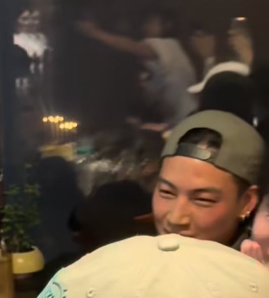 H0HOCHAM94's tweet photo. BRO IS DRUNK U CAN EVEN SEE THE RED FLUSH ON HIS CHEEKS IM SOBBING 🤏🏼 #JAYB https://t.co/PHGzAUrnS1