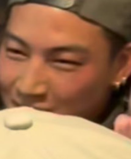 H0HOCHAM94's tweet photo. BRO IS DRUNK U CAN EVEN SEE THE RED FLUSH ON HIS CHEEKS IM SOBBING 🤏🏼 #JAYB https://t.co/PHGzAUrnS1