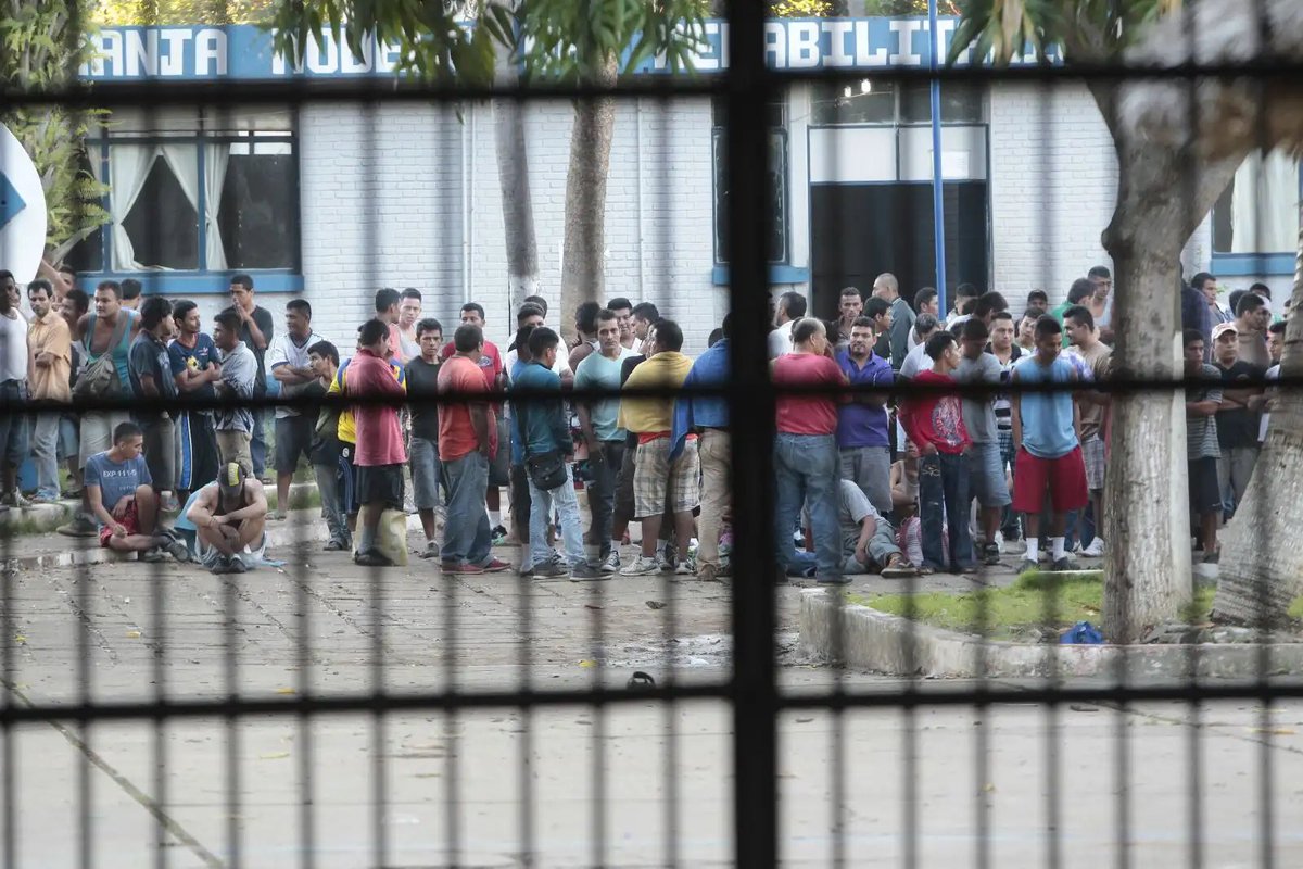 😳 Hay un problema que dificulta que el <a href="/mingobguate/">MinGob</a> controle los motines que realizan los pandilleros dentro de las prisiones (como los ocho que ha habido en el último mes): la sobrepoblación carcelaria.

🧵 Guatemala tiene de los presidios más saturados del mundo. 

📸 PL