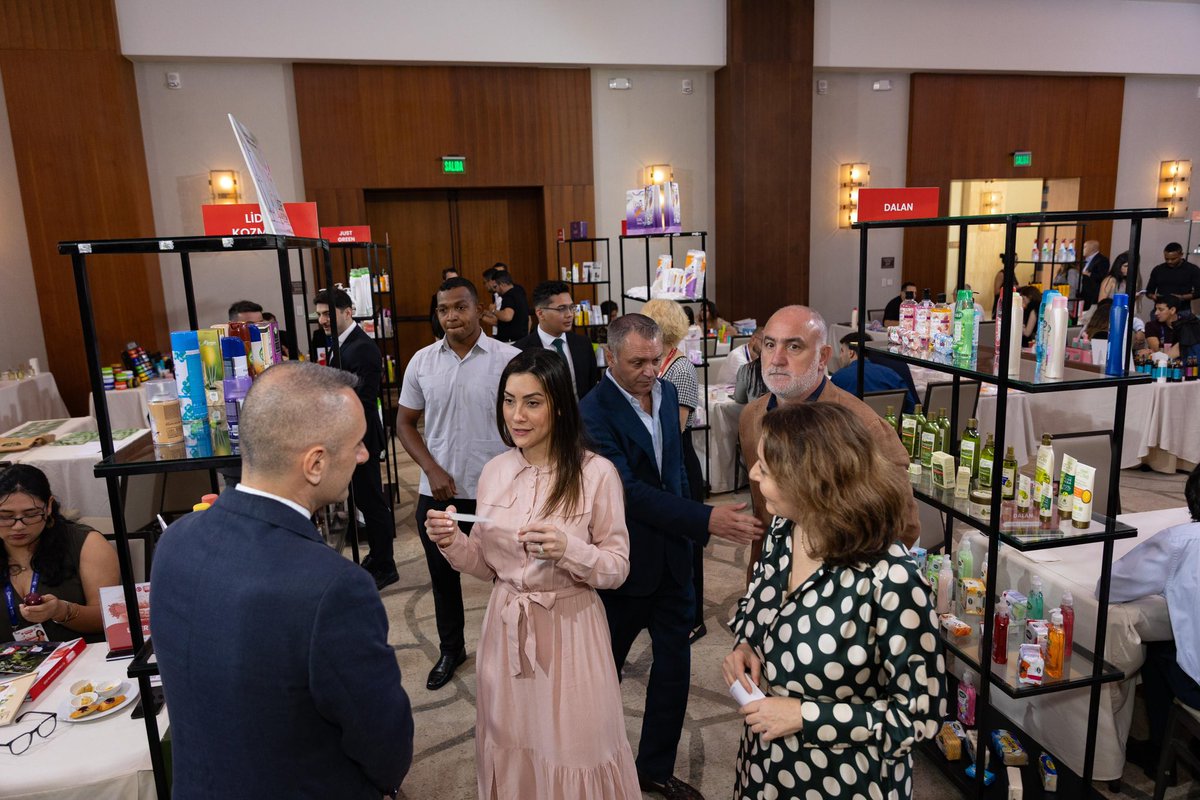 TC_PanamaBE's tweet photo. En el marco de Cosmeet LATAM, recibimos la visita de la Viceministra de Comercio, S.E. Astrid Ábrego. Fue una valiosa ocasión para dialogar sobre la cooperación entre nuestros países. Agradecemos a la Sra. Viceministra por su visita. https://t.co/LEUKTXrK0v
