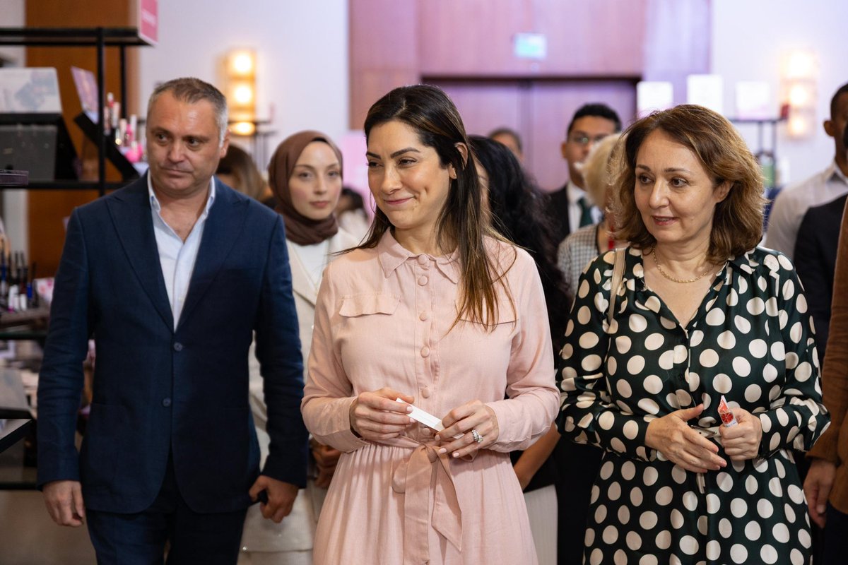 TC_PanamaBE's tweet photo. En el marco de Cosmeet LATAM, recibimos la visita de la Viceministra de Comercio, S.E. Astrid Ábrego. Fue una valiosa ocasión para dialogar sobre la cooperación entre nuestros países. Agradecemos a la Sra. Viceministra por su visita. https://t.co/LEUKTXrK0v