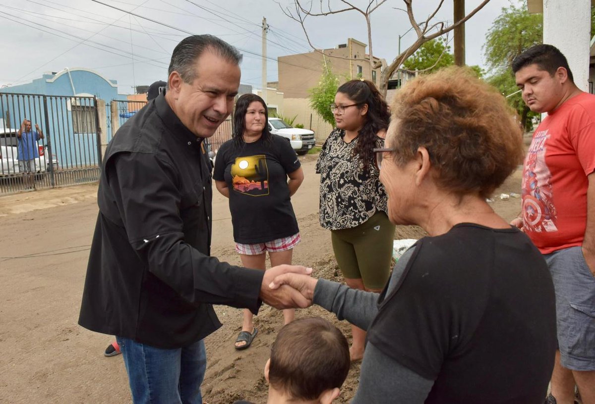 Atiende alcalde <a href="/tonoastiazaran/">Antonio Astiazarán</a>  a familias de La Caridad afectadas por lluvias.
*El presidente Municipal recorrió esta mañana la zona y aseguró a los vecinos que no están solos y que el Gobierno de Hermosillo los apoyará en la recuperación de sus hogares.
*“Lo más importante es