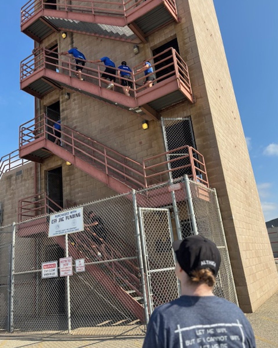 letr4sosc's tweet image. 💙 SOSC athlete Althea Barilone joined @VENTURASHERIFF recruits for the “Memorial Workout,” honoring fallen Deputy Eugene Kostiuchenko.
RTOs in black, recruits in blue… and yes, a few tears too. 😅
#LETR4SOSC #VCSO #NeverForgotten