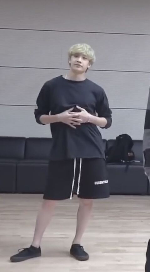 بچه ها الان دقت کردم اینکه خانواده به حجم کصخل بودنت عادت داشته باشن خیلی دارکه،الان داشتم با سوپر بول هد میزدم با صدای بلند میخوندم مامان بابام هییییچ واکنشی نداشتن توجه کنید هیچی.
قشنگ اینطورین که حتی تعجبم نمیکنن این واقعا خیلی بده.