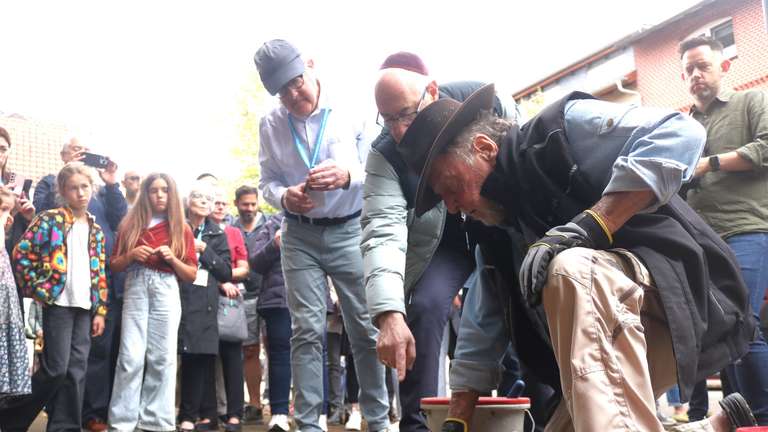 92 Jahre nach #Hitler|s Machtergreifung erinnern #Stolpersteine an das Leben von sieben jüdischen Mitbürgern in #Sontra werra-rundschau.de/lokales/sontra…… #StumblingStones #pierresdachoppement #Kamenyzmizelých #Struikelstenen #Pietrediinciampo #llambordes