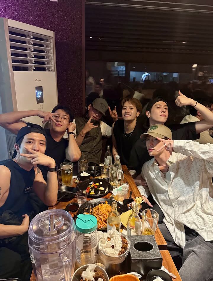 Look at Jackson cheesing like that's my baby with his babies