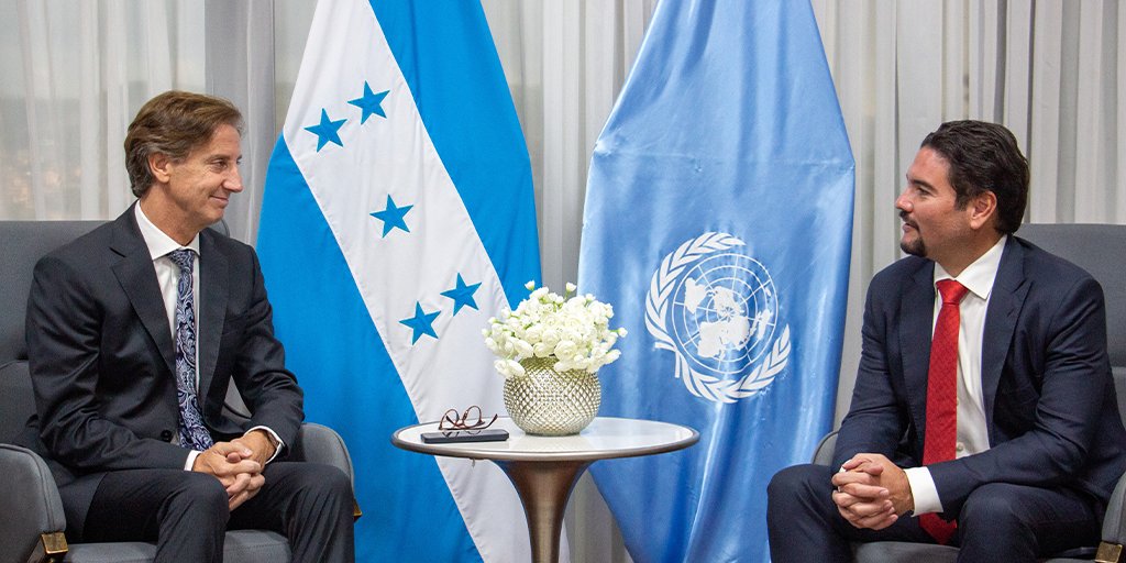 PNUD en Honduras (@pnudhonduras) on Twitter photo 🇺🇳🇭🇳<a href="/AFracassetti/">Alessandro Fracassetti</a> presentó sus cartas credenciales como nuevo Representante Residente del <a href="/PNUDHonduras/">PNUD en Honduras</a> al Secretario de Estado <a href="/JavierEBS/">Javier Bu Soto</a>.
Con larga experencia internacional liderará esfuerzos de <a href="/pnud/">ONU Desarrollo</a> en apoyo al <a href="/GobiernoHN/">Gobierno de Honduras</a> y sociedad hondureña para un desarrollo sostenible. 🇺🇳🇭🇳<a href="/AFracassetti/">Alessandro Fracassetti</a> presentó sus cartas credenciales como nuevo Representante Residente del <a href="/PNUDHonduras/">PNUD en Honduras</a> al Secretario de Estado <a href="/JavierEBS/">Javier Bu Soto</a>.
Con larga experencia internacional liderará esfuerzos de <a href="/pnud/">ONU Desarrollo</a> en apoyo al <a href="/GobiernoHN/">Gobierno de Honduras</a> y sociedad hondureña para un desarrollo sostenible.