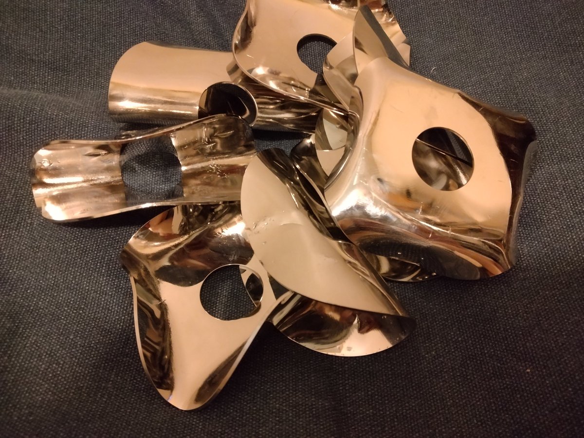 引っ越しを控えて、溜まっていた廃ハードディスクの破壊。近頃はドリル優子式が主流らしいが、自前の電動ドリルでは歯が立たず、古の叩いて曲げる式で処理。古いものだからなのか、まあ硬え。