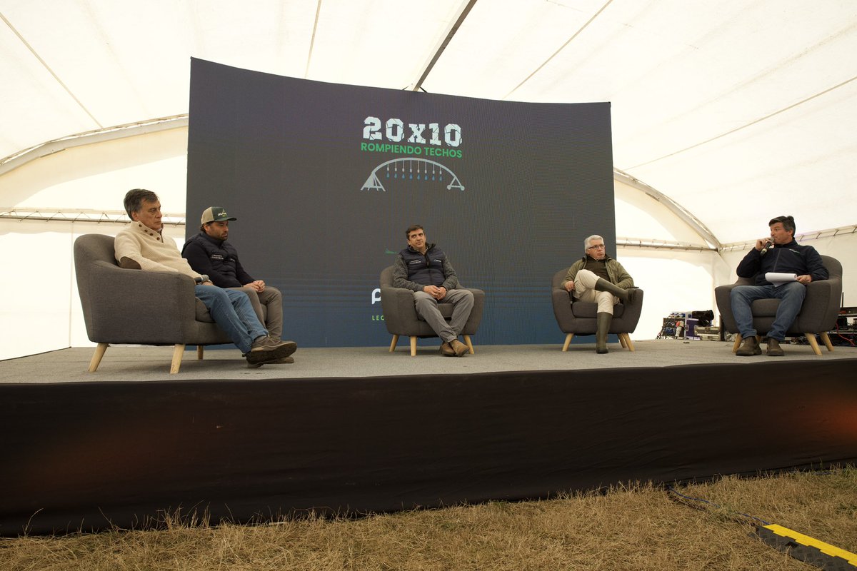 En la mesa redonda hablan Ángel y Santiago Urraburu, Tabaré Aguerre e Ignacio Goicoechea sobre: "Riego y diversificación: estrategias para un
agro productivo y sustentable".