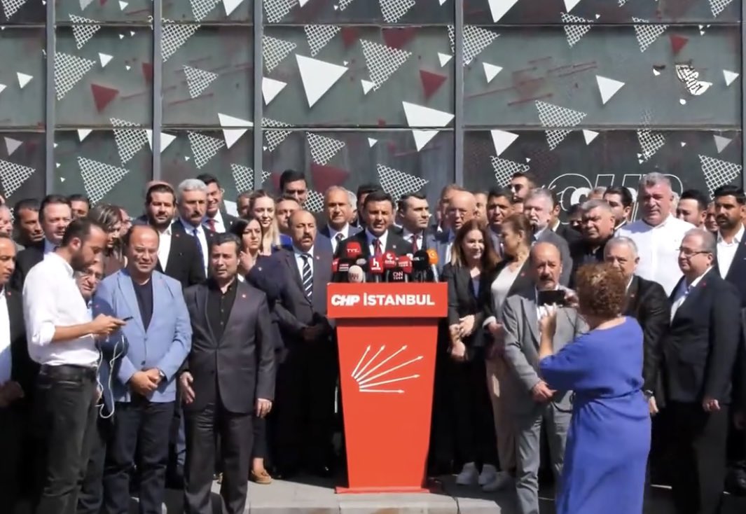 CHP’nin 81 il başkanını İstanbul’da toplantıya çağıran Genel Başkan Özgür Özel, toplantıya katılmadı. 

Özel’in toplantıya katılmaması kurultay davası öncesi il başkanları arasında belirsizliği artırdı.