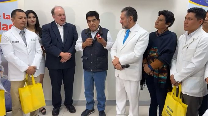 saludconlupa's tweet photo. 📌 En #Huancayo, Rafael López Aliaga inauguró un centro quirúrgico de #Sisol en la clínica San Rafael. El alcalde de Lima presentó a Dimas Aliaga como dirigente local. En realidad, es exalcalde provincial de Huancayo y aspira a ser gobernador de #Junín con Renovación Popular. https://t.co/nXgIdwknUA