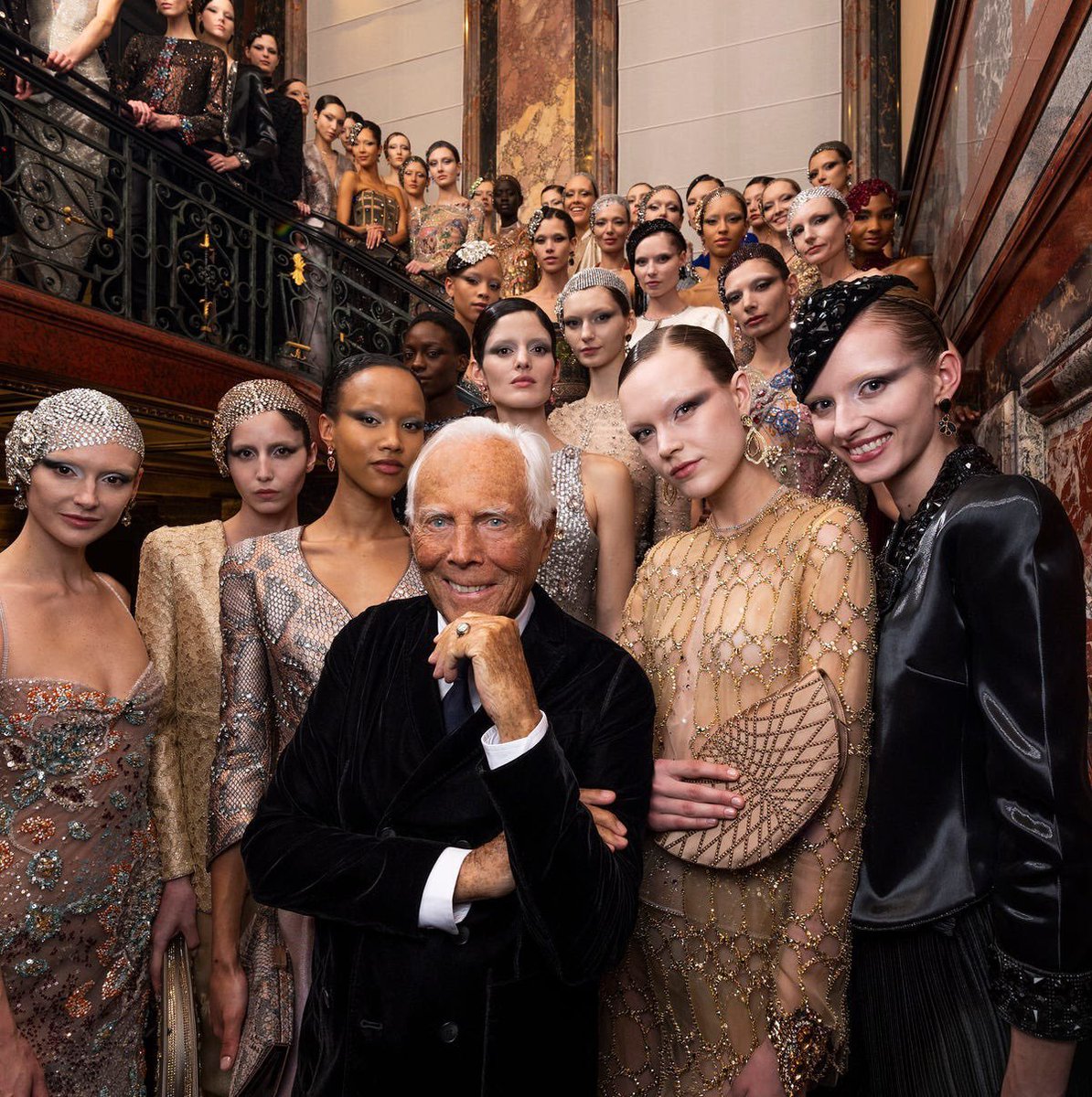 YouAreMyBezoar's tweet photo. Un señor que siguió diseñando hasta el fin de sus días porque realmente amaba lo que hacía. Los modistos como él ya no quedan y la industria que supieron moldear y construir va dejando de existir.

QDEP Giorgio Armani, gracias por tanta belleza. https://t.co/5wYEYSGmEF