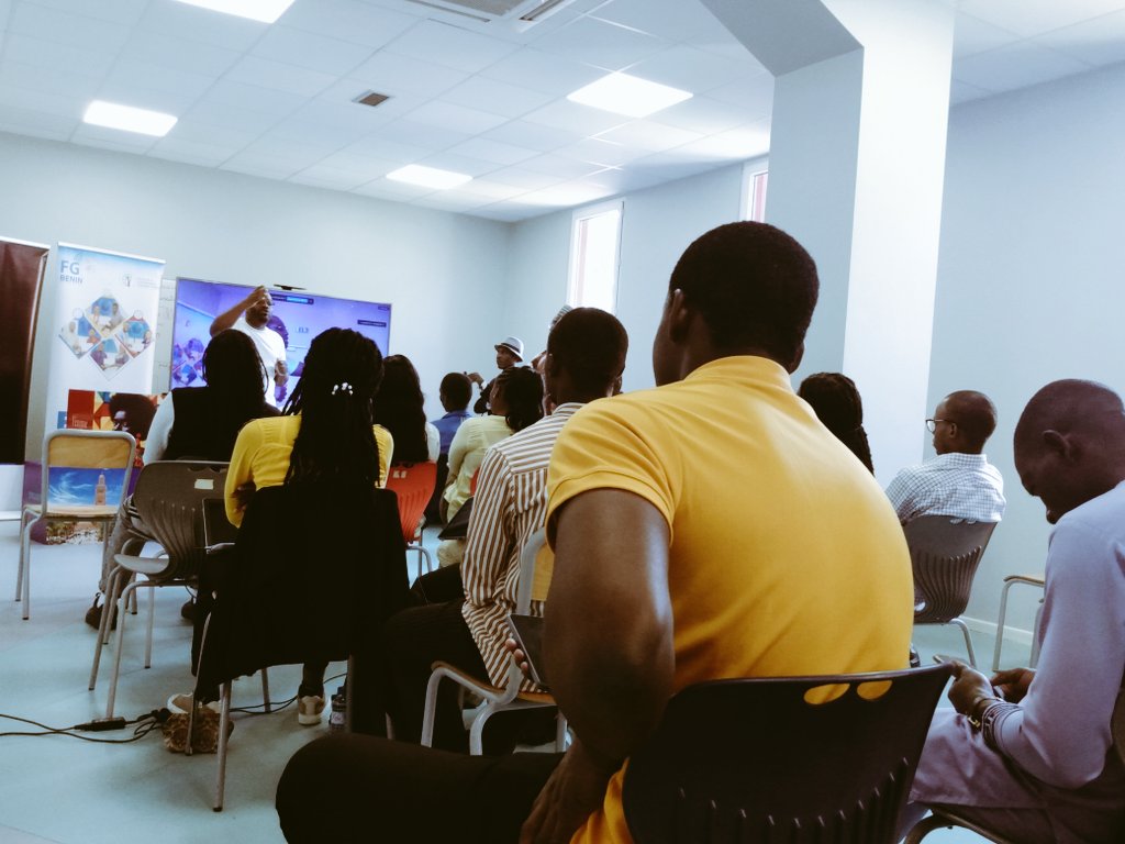 Emmanuelcodjo_'s tweet photo. @FKOUYAMI, accompagné du directeur de l’École des Métiers du Numérique, a officiellement lancé la cérémonie d’ouverture de l’École de la Gouvernance de l’Internet au Bénin du @BeninFgi, en présence des partenaires, des invités et des participants. #egibenin #egibenin8 https://t.co/OC0FzN8Drv