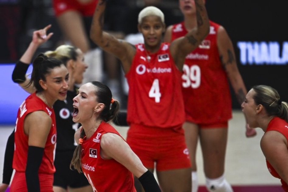 A Milli Kadın Voleybol Takımımız, 2025 FIVB Dünya Şampiyonası'nda ABD'yi 3-1 yenerek organizasyon tarihinde ilk kez yarı finale yükseldi.