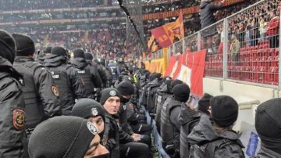 Başka hangi kurumda bu şekilde yüzlerce memuru sıraya dizip,
- Hem 12 saat çalıştırıp,
- Üstüne bir de ek görevle daha da fazla çalıştırıp
- 1 kuruş bile ek mesai ücreti verilmez.

POLİSİN HAKKINI VERİN..
 #PolisiUnuttunuz