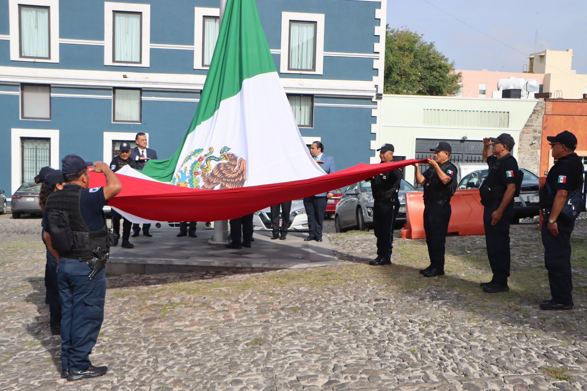 Me da mucho gusto ver el trabajo y compromiso  coordinado en el equipo de la #SEGOB.

Hoy agradezco a quienes forman parte de la Dirección General de Gobierno que también realizaron la guardia a nuestra bandera en este mes patrio. 🇲🇽
#PorAmorAPuebla