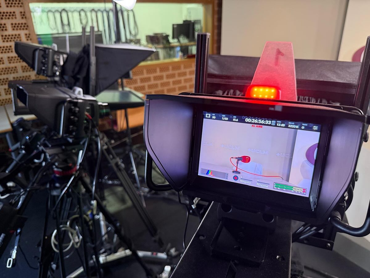 FcomUCLM's tweet image. 🚨🚨¿Y si te decimos que aún quedan plazas para estudiar en nuestra Facultad? ¿Te animas a vivir una aventura inolvidable?
#periodismo 🧑‍💻 #comunicaciónaudiovisual 🎙️ #doblegrado ¡no lo pienses más! ¡el futuro te está esperando! Este lunes comenzamos. #Uclmers #elcambioerestú 🚨🚨