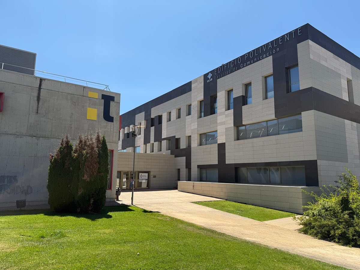 FcomUCLM's tweet image. 🚨🚨¿Y si te decimos que aún quedan plazas para estudiar en nuestra Facultad? ¿Te animas a vivir una aventura inolvidable?
#periodismo 🧑‍💻 #comunicaciónaudiovisual 🎙️ #doblegrado ¡no lo pienses más! ¡el futuro te está esperando! Este lunes comenzamos. #Uclmers #elcambioerestú 🚨🚨