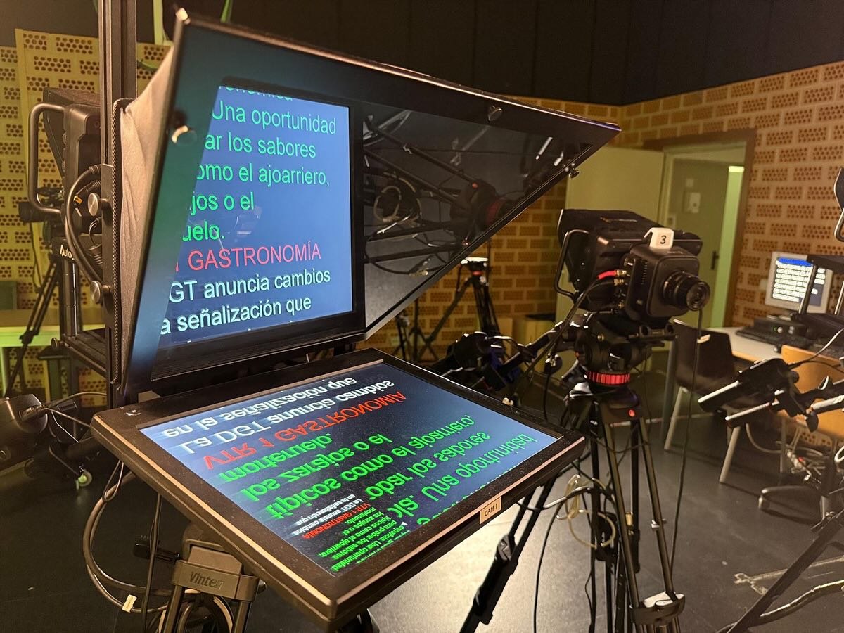 FcomUCLM's tweet image. 🚨🚨¿Y si te decimos que aún quedan plazas para estudiar en nuestra Facultad? ¿Te animas a vivir una aventura inolvidable?
#periodismo 🧑‍💻 #comunicaciónaudiovisual 🎙️ #doblegrado ¡no lo pienses más! ¡el futuro te está esperando! Este lunes comenzamos. #Uclmers #elcambioerestú 🚨🚨