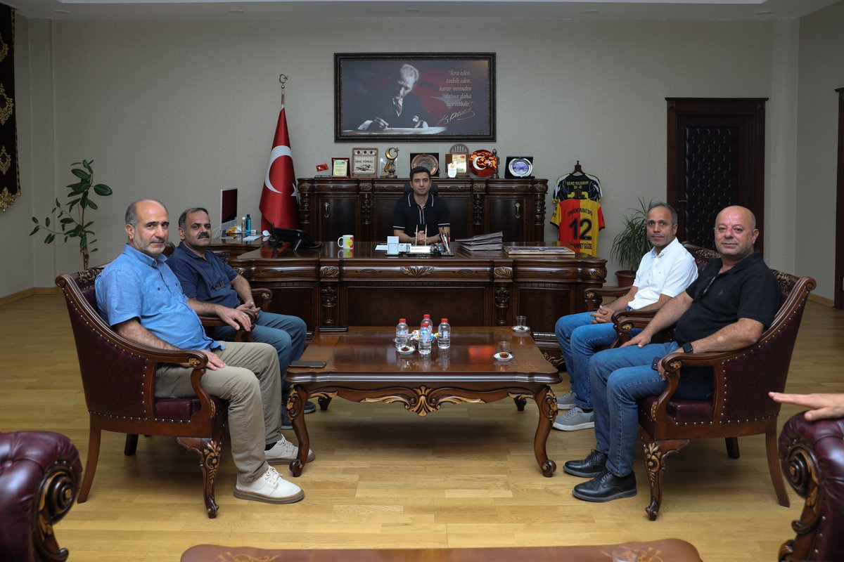 tcgenc_'s tweet photo. Bingöl Gençlik ve Spor İl Müdürlüğü Gençlik Hizmetleri Müdürü Yunus BULMUŞ, Şube Müdürü Feyzi AYTAR, İlçe Gençlik ve Spor Müdür V. Muhammed Nafiz ARSLAN ve EYS Eğitmenlerinden oluşan heyet, Kaymakamımız Muhammet GÜZEL’i makamında ziyaret etti.

Ziyarette, ilçede gençlere yönelik yapılması planlanan çalışmalar ve yürütülmesi gereken projeler üzerine istişarelerde bulunuldu. Ziyaret sırasında eğitmenler tarafından Kaymakam GÜZEL’e portre çalışmasından oluşan bir tablo hediye edildi.

Kaymakamımız Muhammet GÜZEL, nazik ziyaretlerinden dolayı misafirlerine teşekkür etti.
