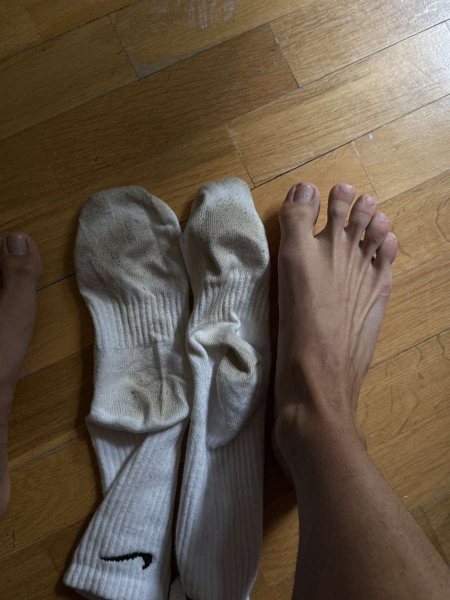 Master14398's tweet image. Fila or Nike socks? 😈 #feetworshi̇p #malefeet #footfetısh #feetِ  #master #Socks