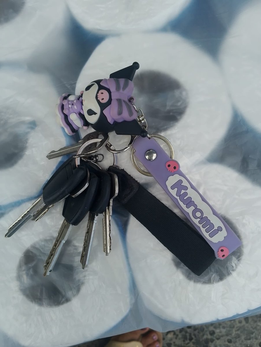 A lady with a baby last these keys in the market this morning.   It is lodged at the central market where she can retrieve it