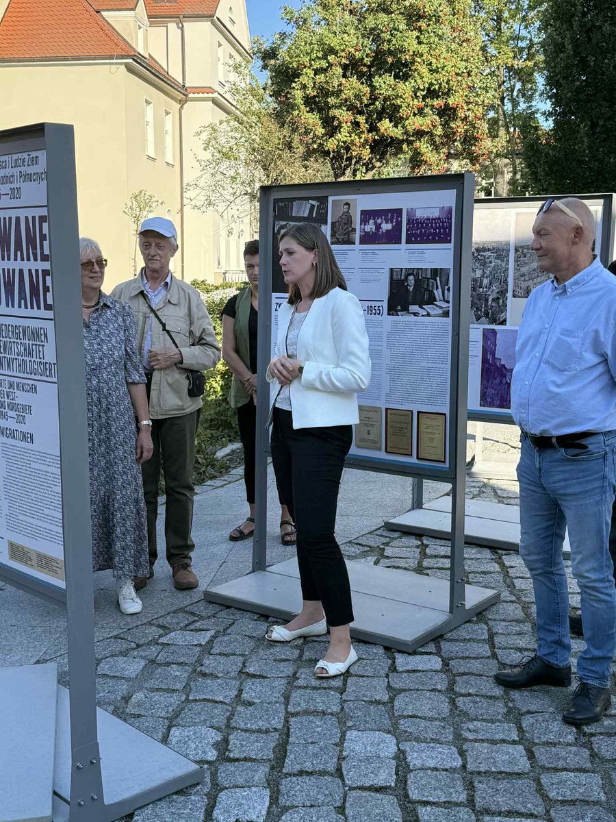 📅 Dziś, 4 września, Instytut Zachodni był obecny na Festiwalu Trzech Kultur w Kępnie!

Naszą Instytucję reprezentowali: dr Małgorzata Bukiel, dr Bogumił Rudawski oraz Marcin Zielonacki.

📖 Mieliśmy okazję wysłuchać wykładu dr Bogumiła Rudawskiego pt. „Kraj Warty 1939–1945 –