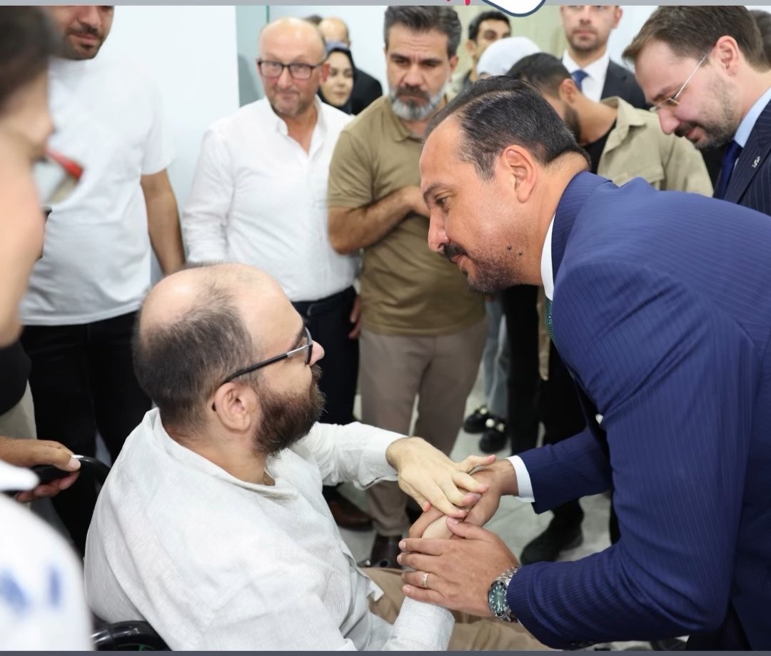 'Samimiyet'
Bir kelimeyle, 
Bir dokunuşla,
Bir bakışla, 
Ses tonundaki sevgi parçacıklarıyla geçer karşı tarafa. 
Parayla elde edilebilen bir şey değildir.
Özünüzde varsa vardır, yoksa yoktur...

<a href="/zorlu77/">Prof.Dr.Kürşad ZORLU</a>