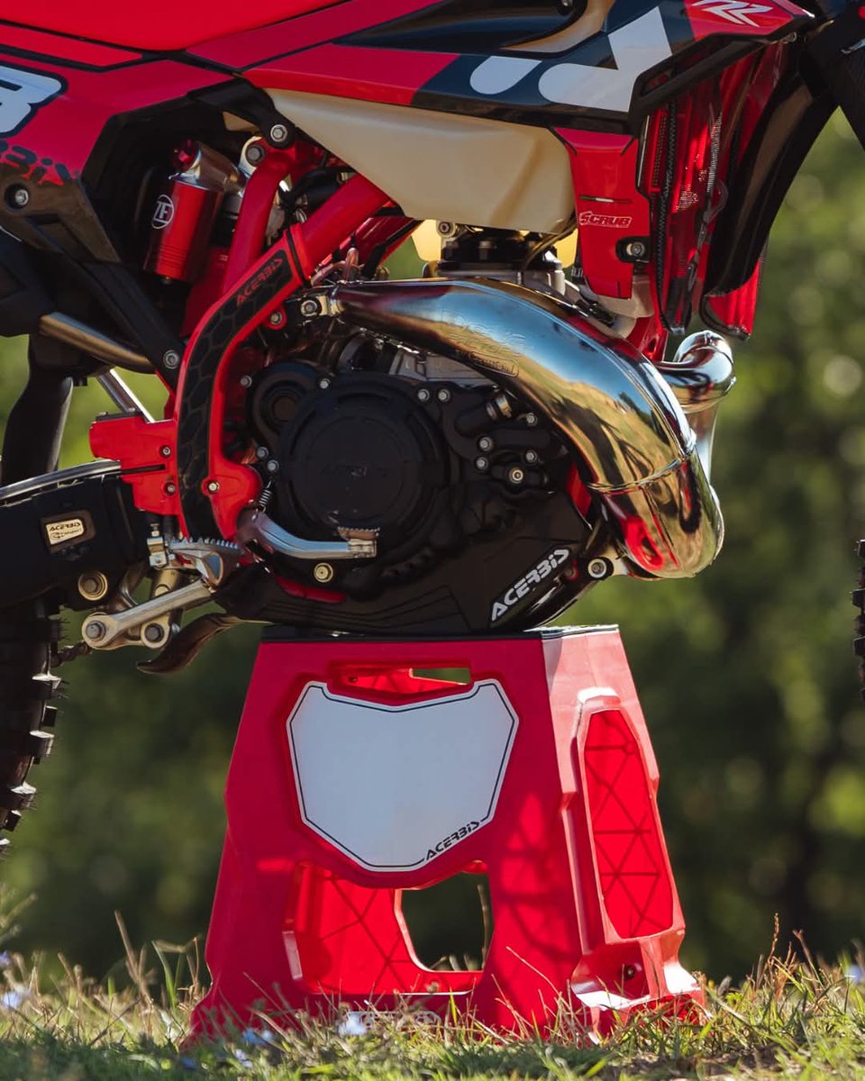 AcerbisUK tweet media