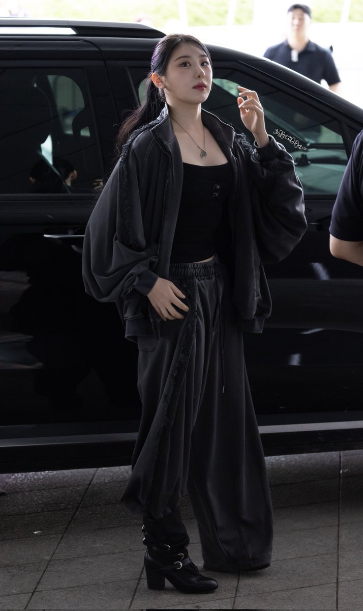 20250904 서울패션위크
카리스마 넘치는 채연이 옆모습
완전 힙함
#이채연 
#LEECHAEYEON 
#서울패션위크
#아조바이아조